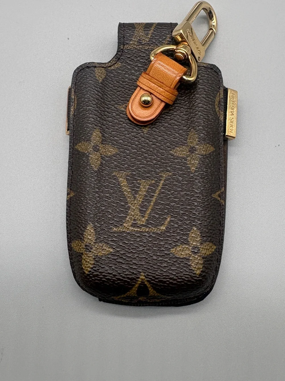 Louis Vuitton Monogram Canvas Etui Téléphone International (Model M63064).